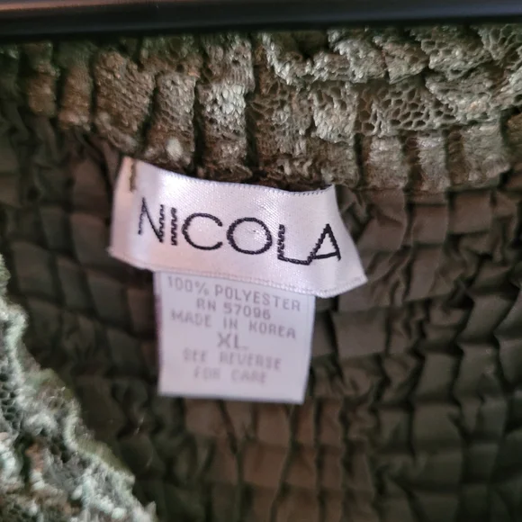 Nicola green sleeveless blouse. - Picture 3 of 8